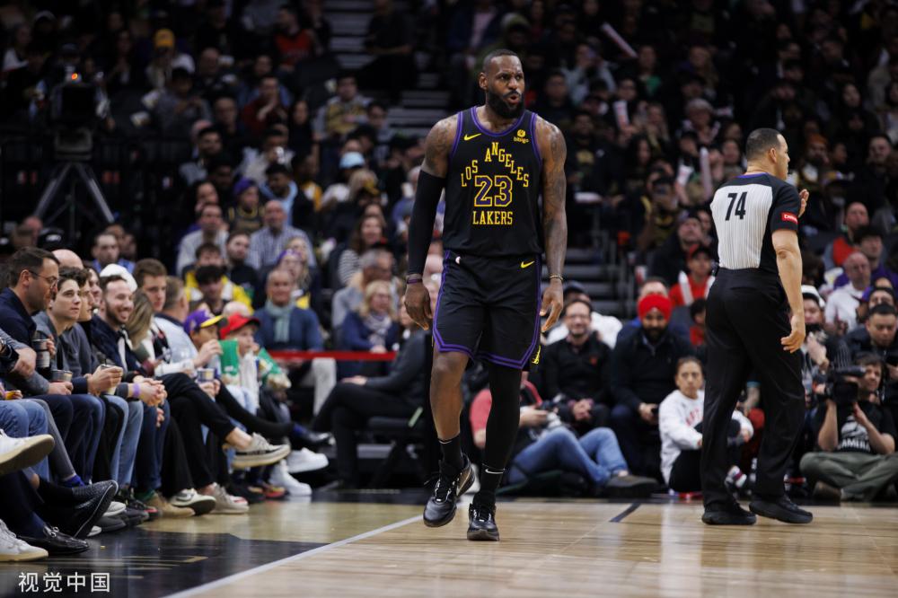 显示出他对 显示出他对