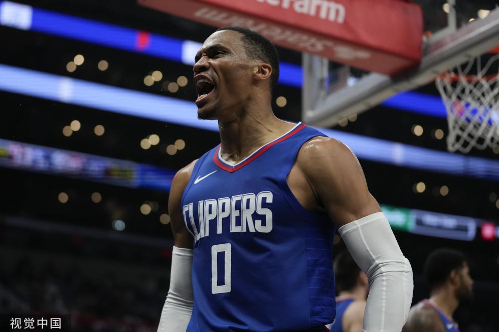 从中场迅速 从中场迅速